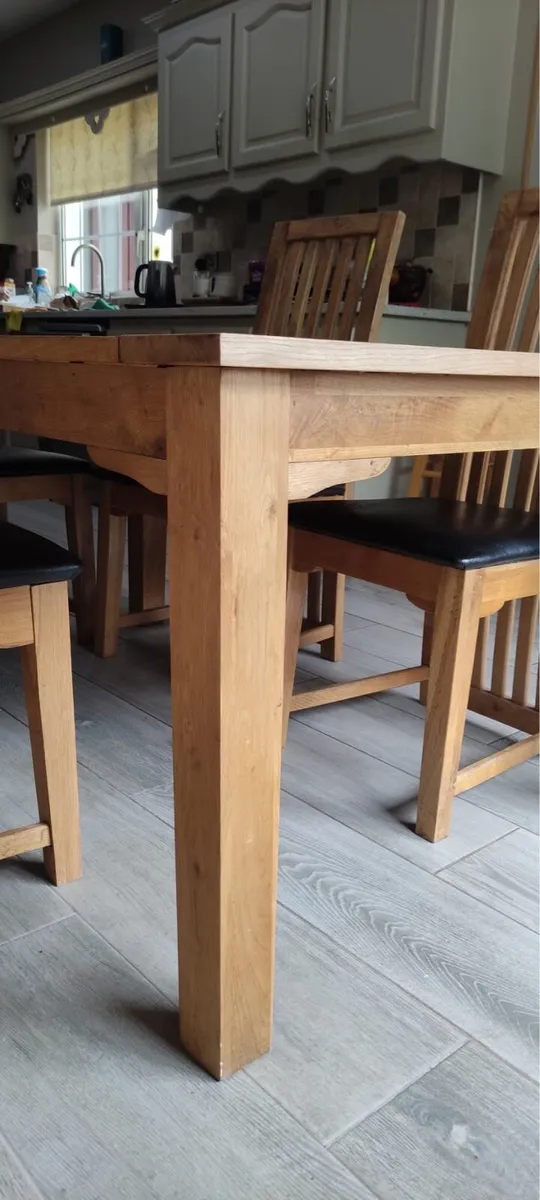 Kitchen table and chairs - Image 1