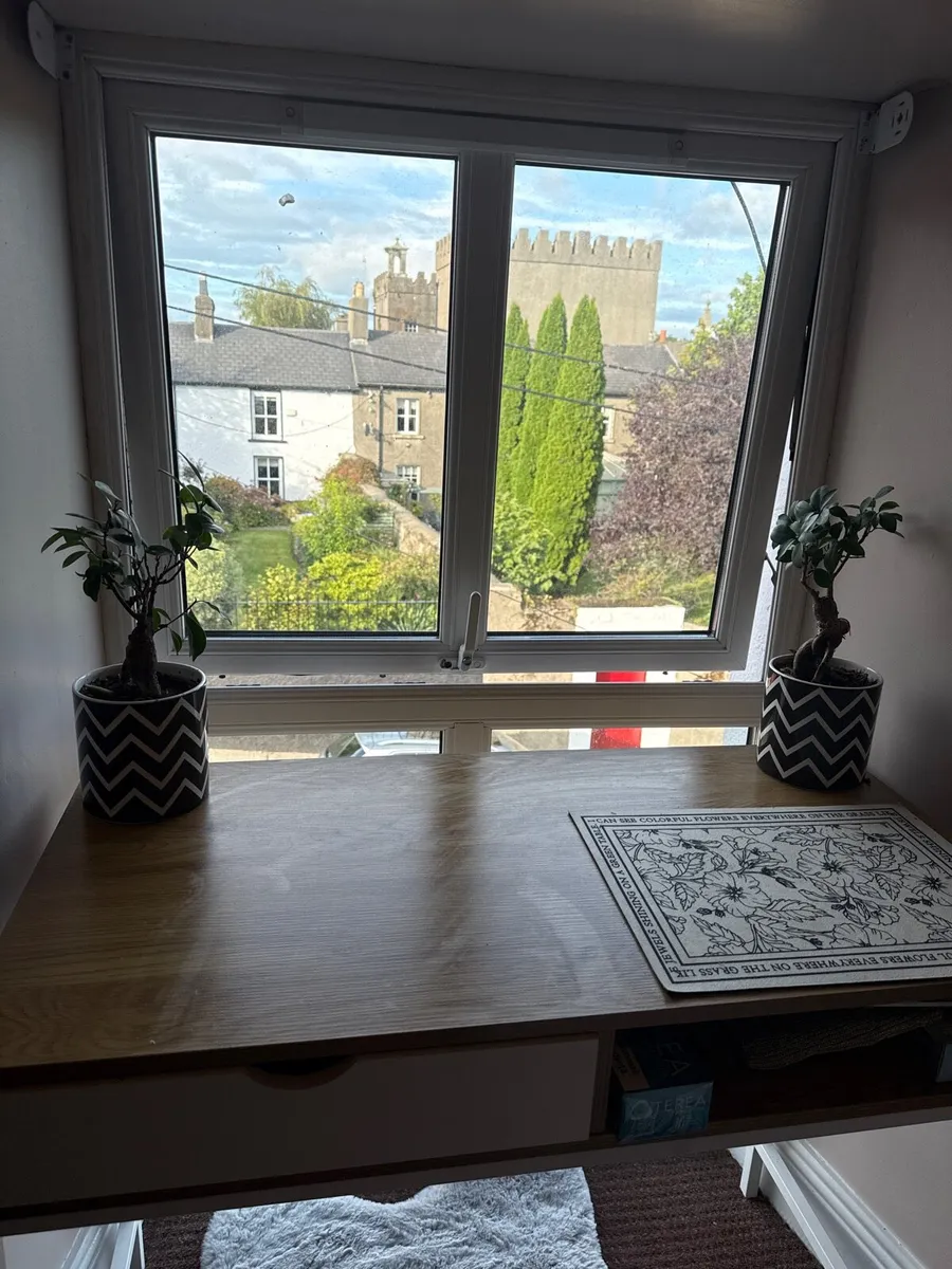 Desk and 2 tables, small unit and 2 rugs - Image 1