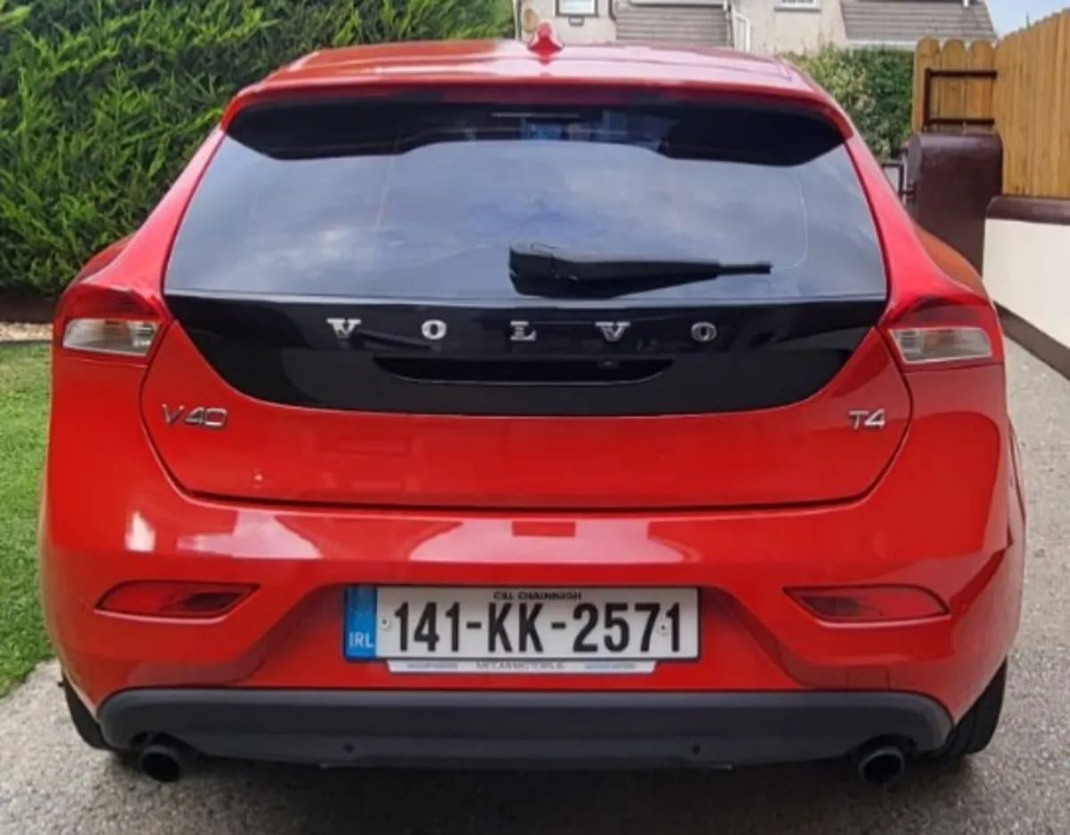Volvo V40 2014 - Image 2