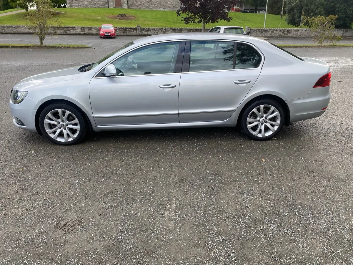 141 SKODA SUPERB 2.0TDI ELEGANCE LEATHER TOP SPEC - Image 2