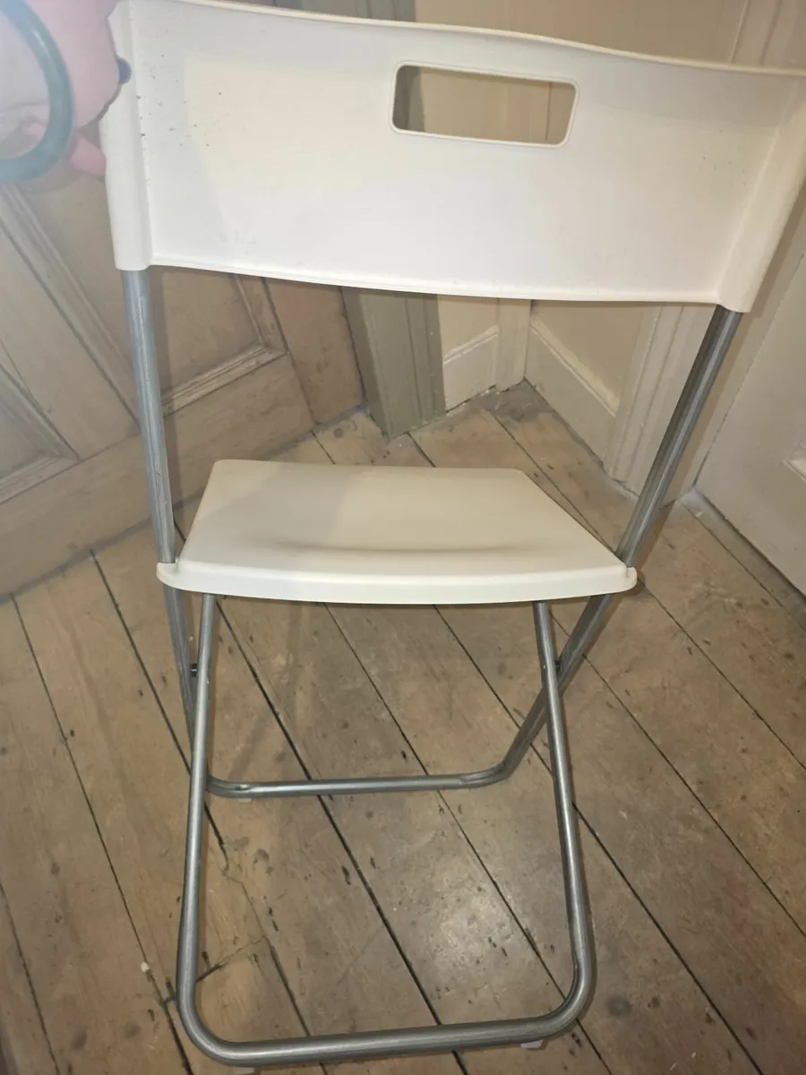 30 x Foldable White Chairs - Image 1