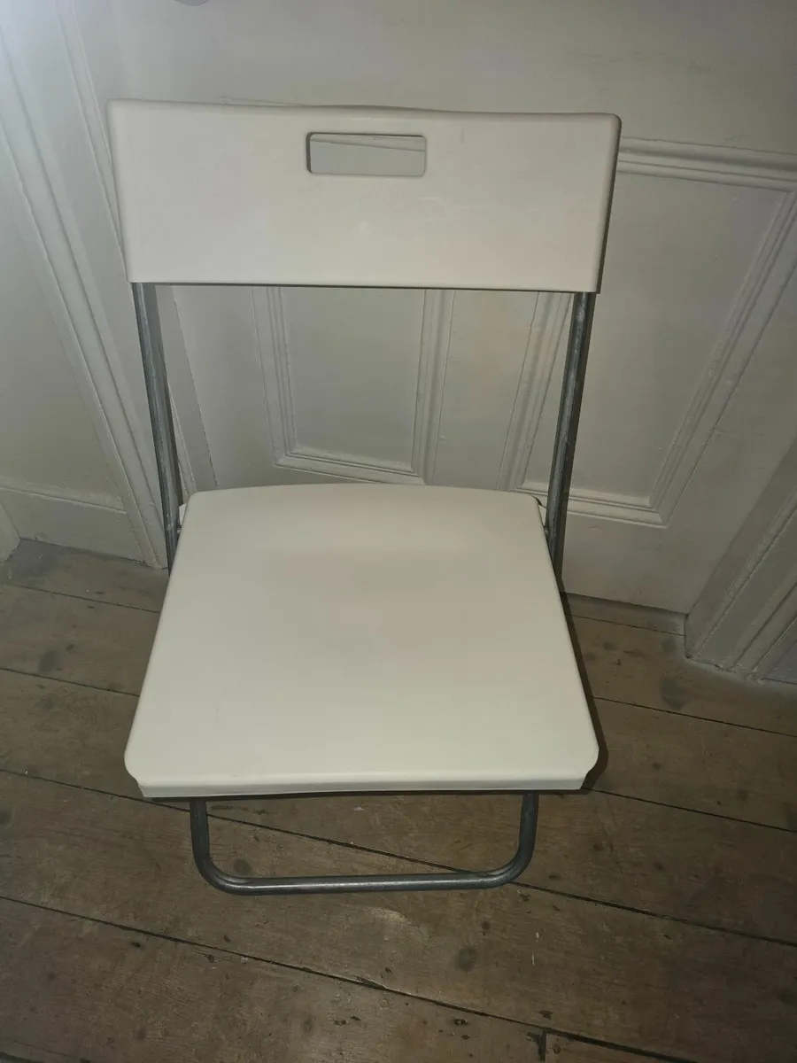 30 x Foldable White Chairs - Image 3