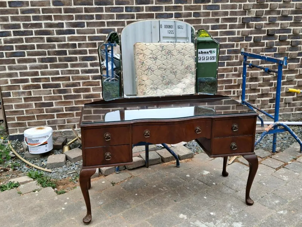 Vanity dresser - Image 1