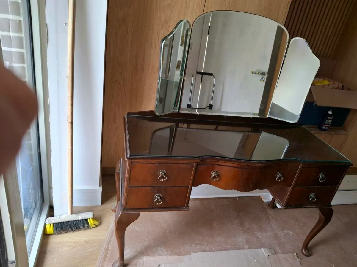 Vanity dresser - Image 3