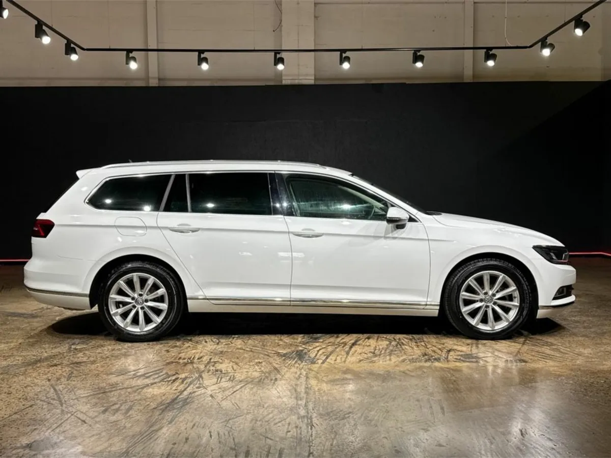 Volkswagen Passat 1.4 AUTO - ELEGENCE MODEL - REVE - Image 3