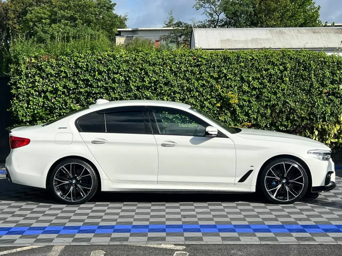 BMW 5-Series 530e M-SPORT COMPETITION 2.0 HYBRID / - Image 2