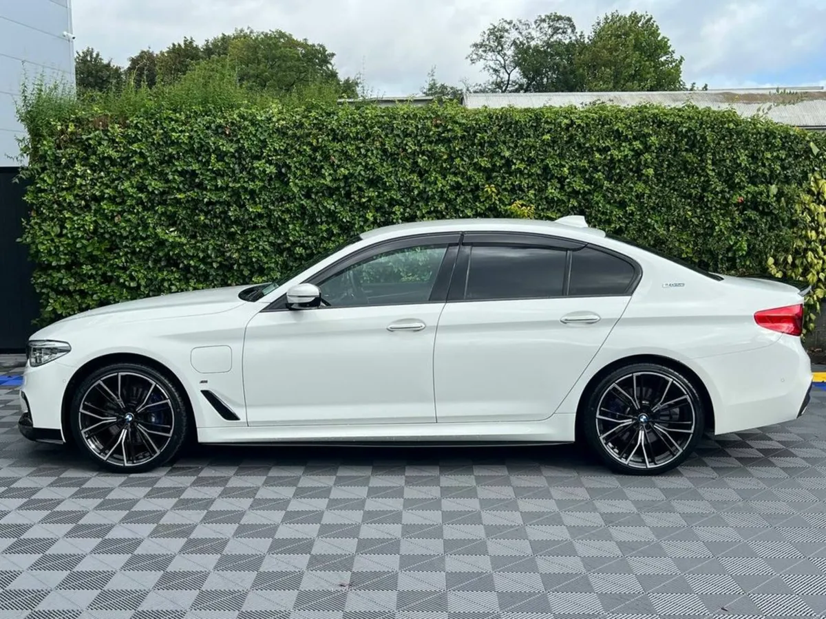 BMW 5-Series 530e M-SPORT COMPETITION 2.0 HYBRID / - Image 3