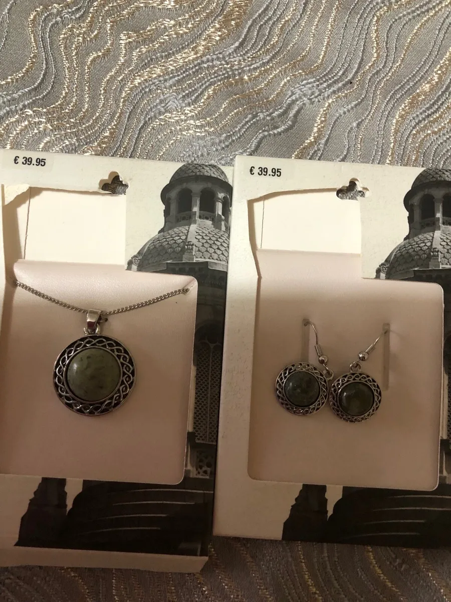 Ladies necklace & earrings €50 - Image 3