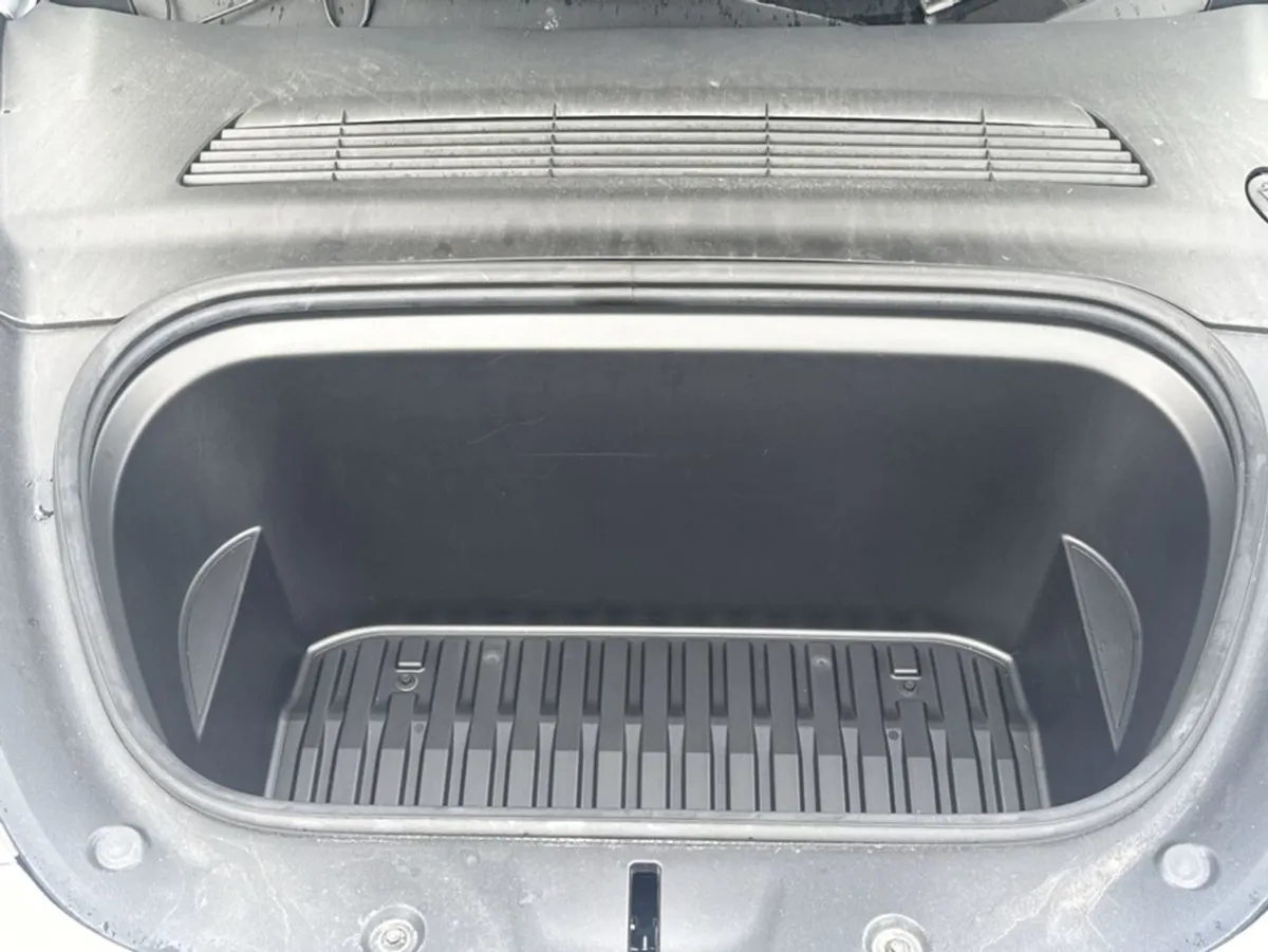 Tesla Model Y Long Range All-wheel Drive - Image 4
