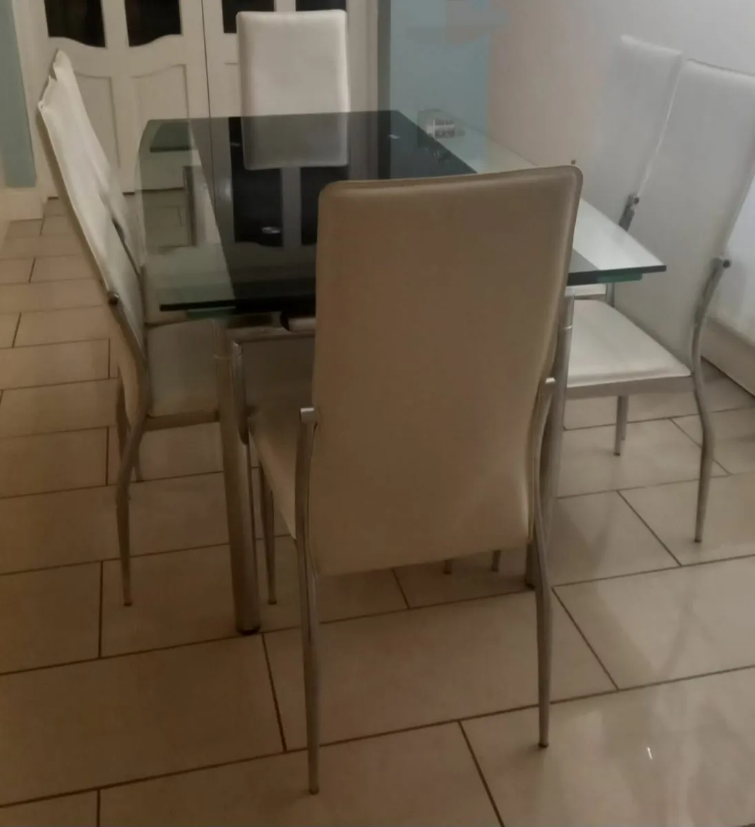 Table and chairs - Image 2