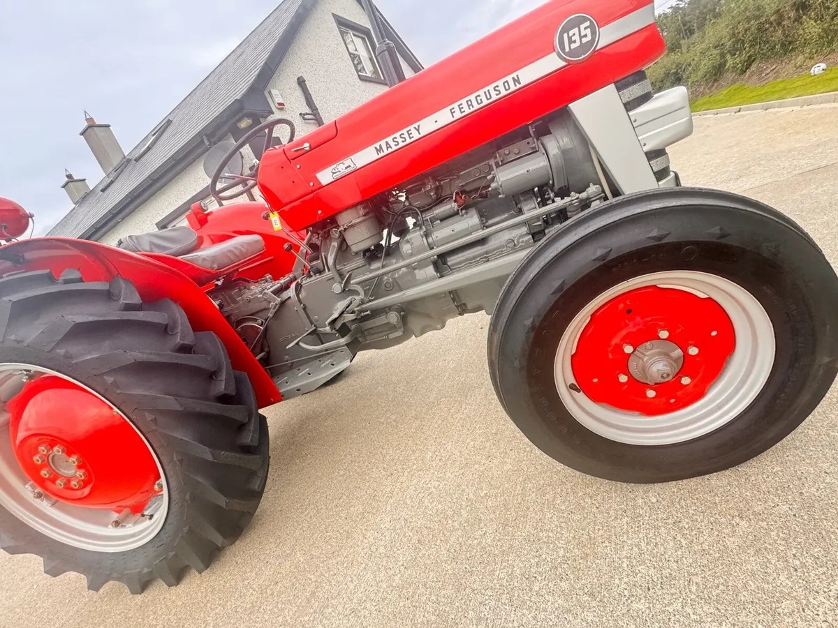 Massey 135 1968 - Image 2