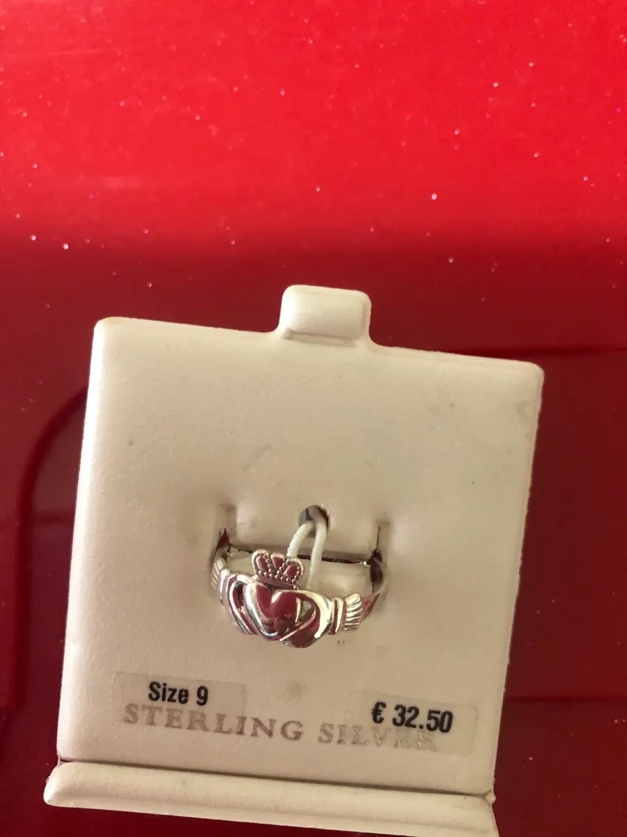 Ladies sliver claddagh ring size 9 €25 - Image 3