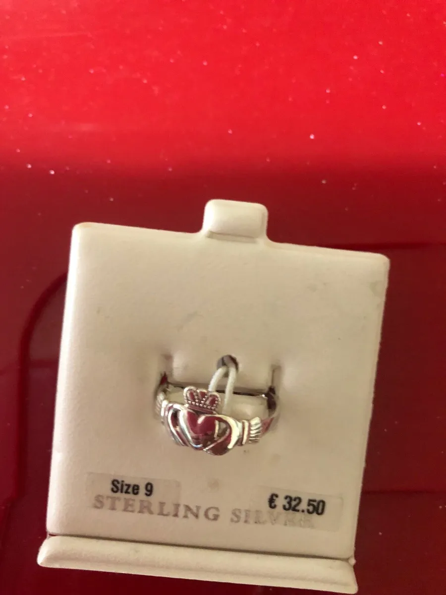 Ladies sliver claddagh ring size 9 €25 - Image 4