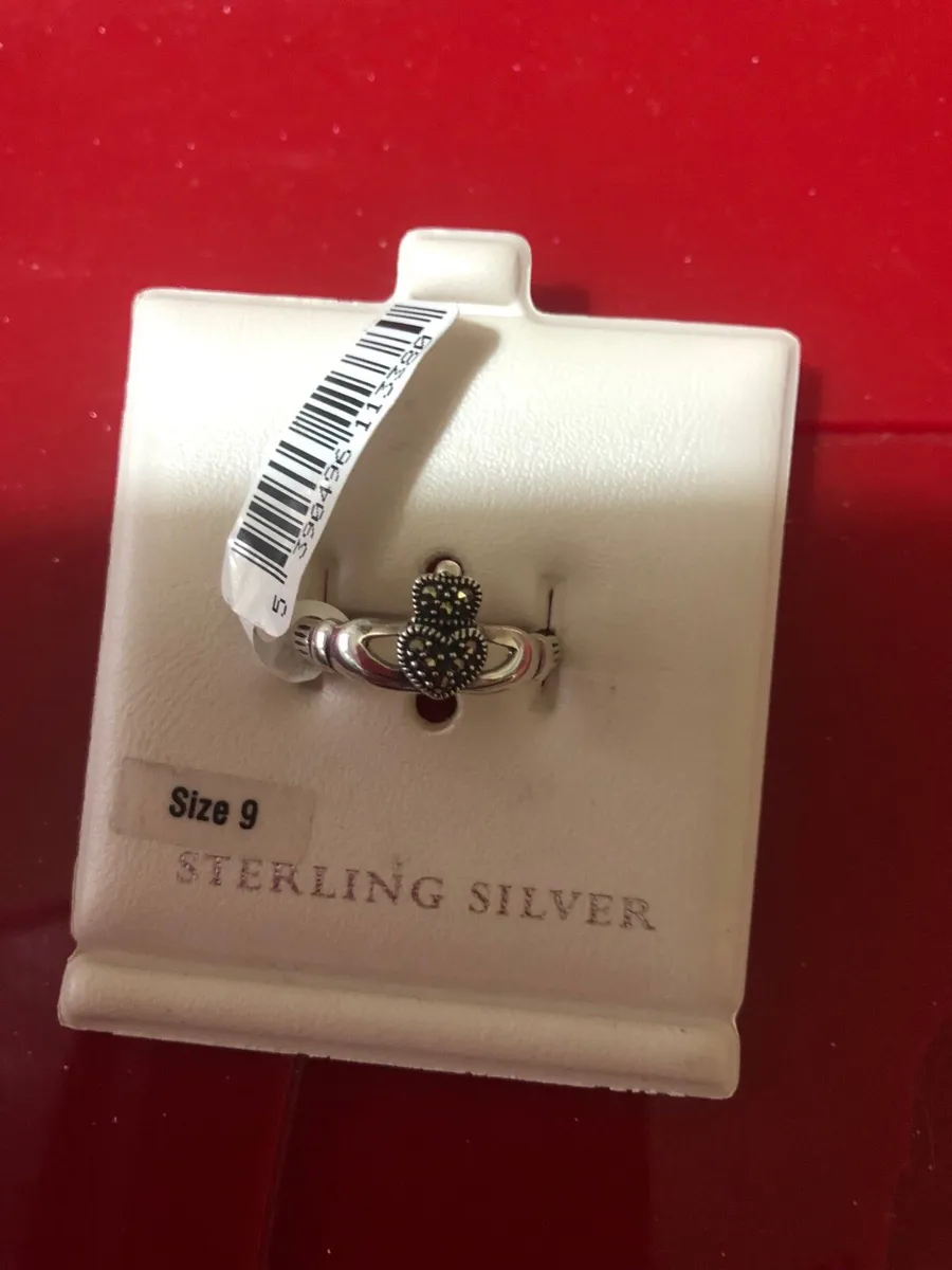 Ladies sliver claddagh ring size 9 €25 - Image 1
