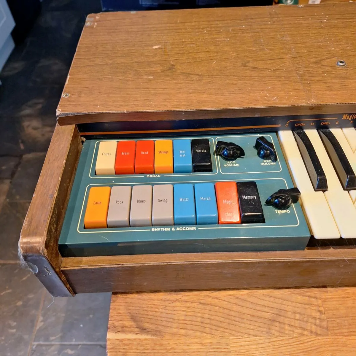 Vintage keyboard - Image 3
