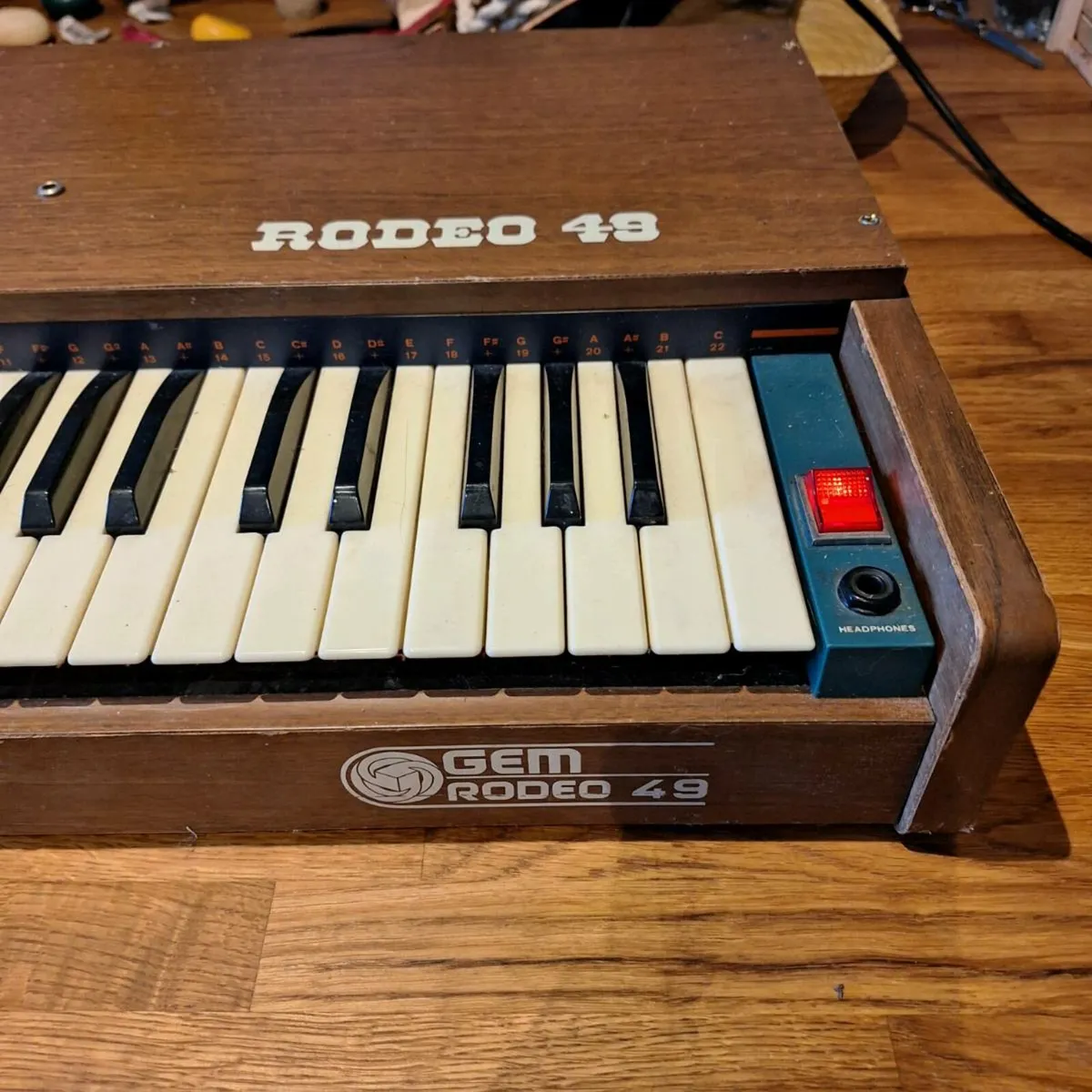Vintage keyboard - Image 4