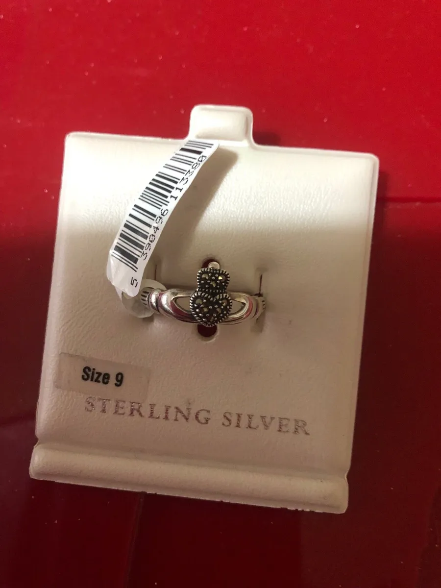 Ladies sliver claddagh ring size 9 €25 - Image 4