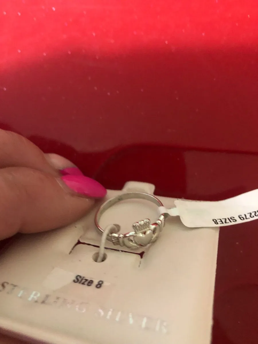 Ladies sliver claddagh ring size 8 €25 - Image 1