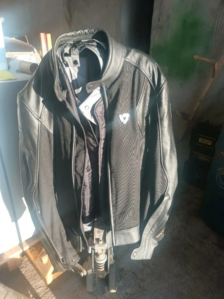 Leather jacket and helmet - Image 1