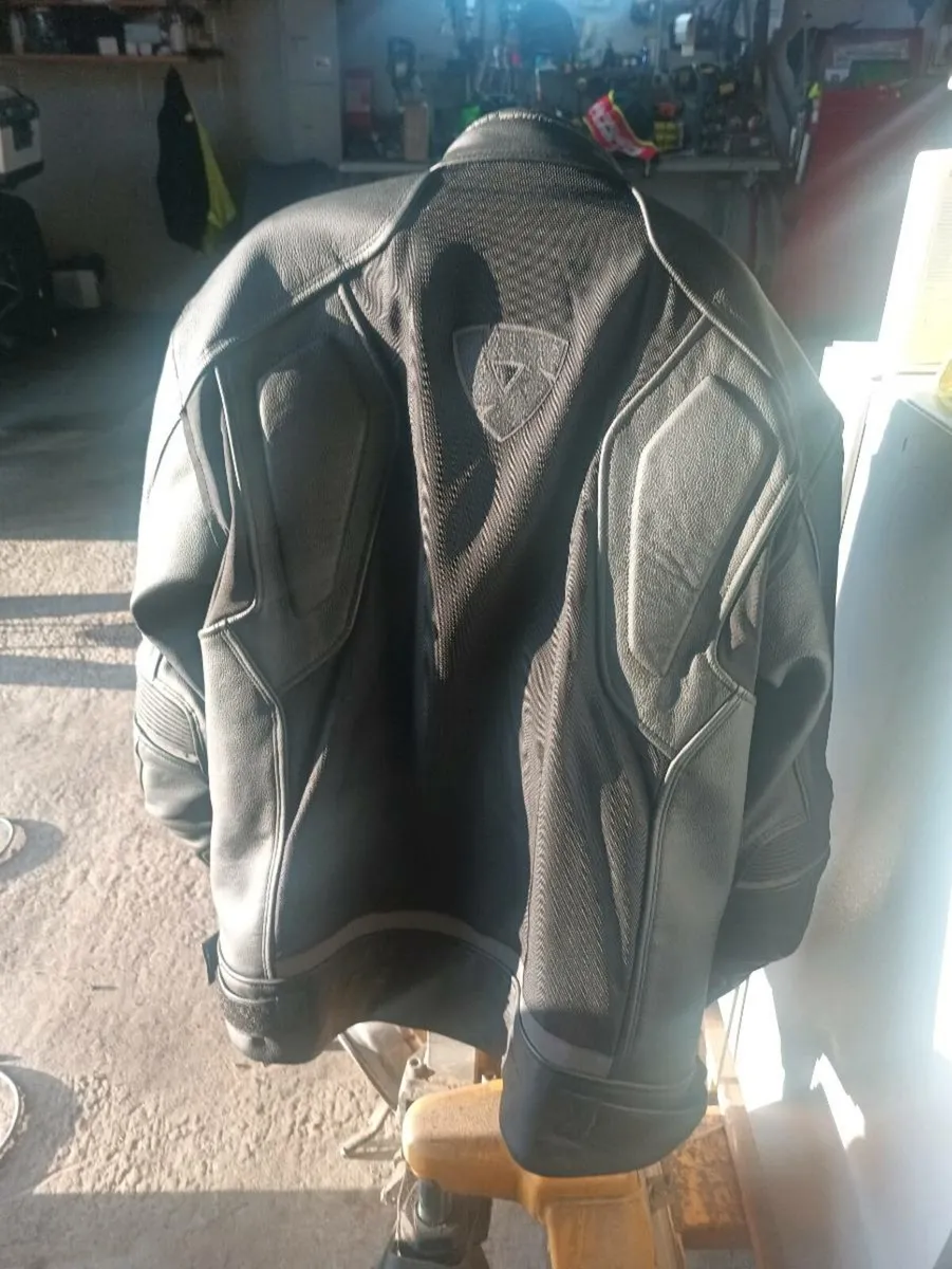 Leather jacket and helmet - Image 3