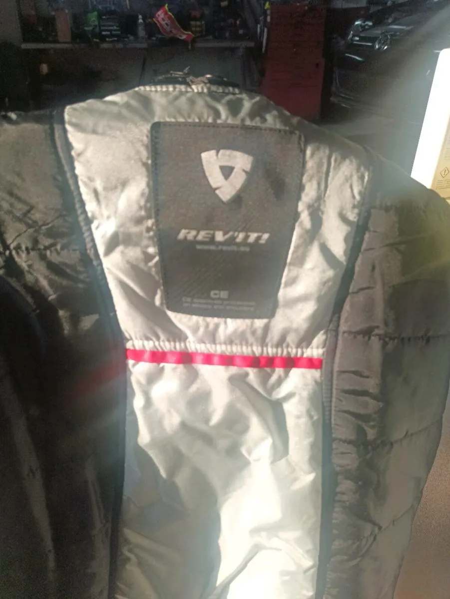 Leather jacket and helmet - Image 4