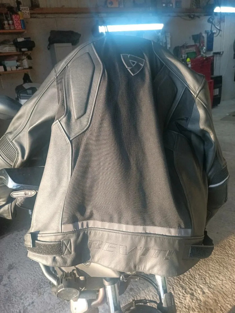 Leather jacket and helmet - Image 2