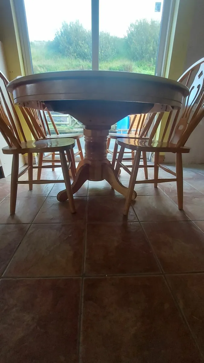 Extendable Table and chairs - Image 2