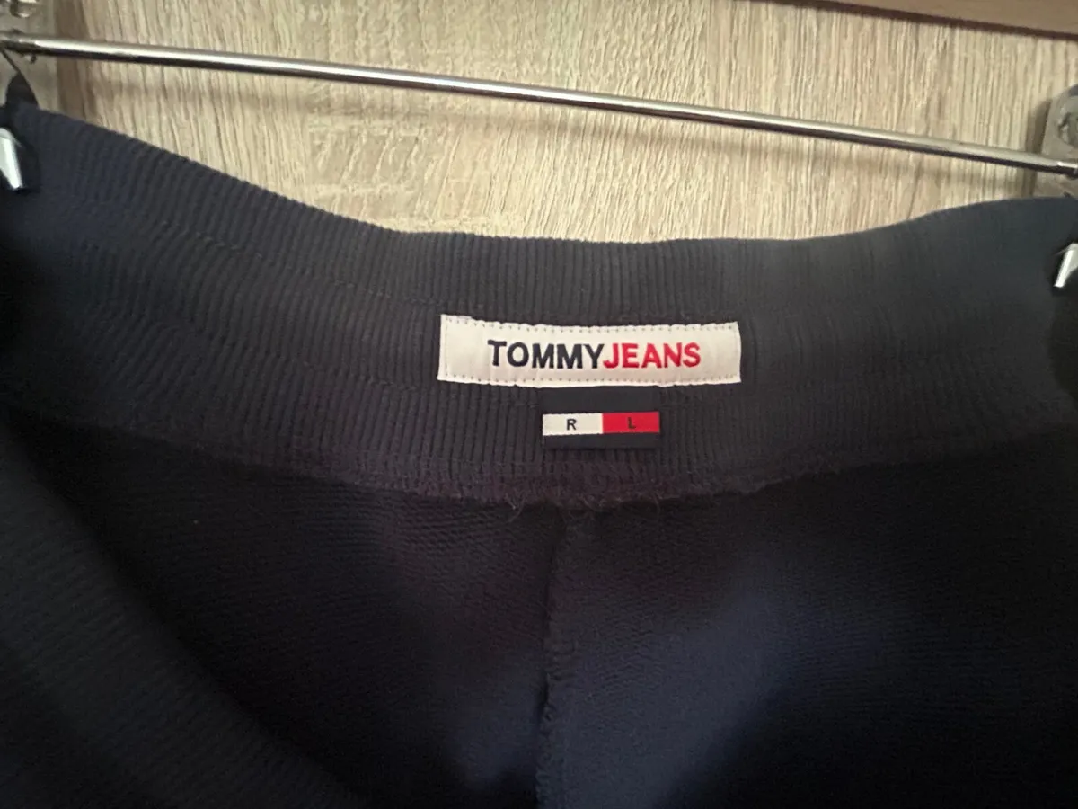 Tommy Hilfiger bottoms size m - Image 1