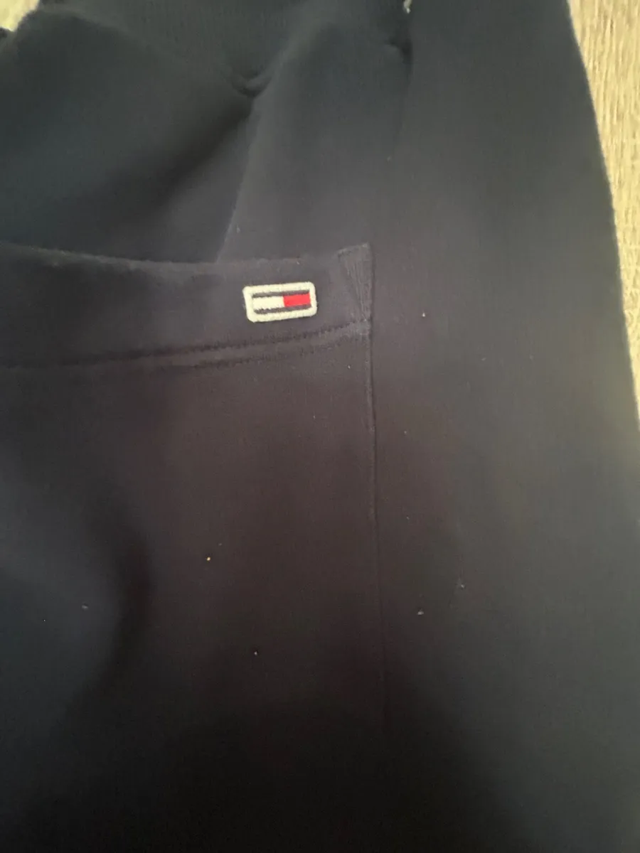 Tommy Hilfiger bottoms size m - Image 3
