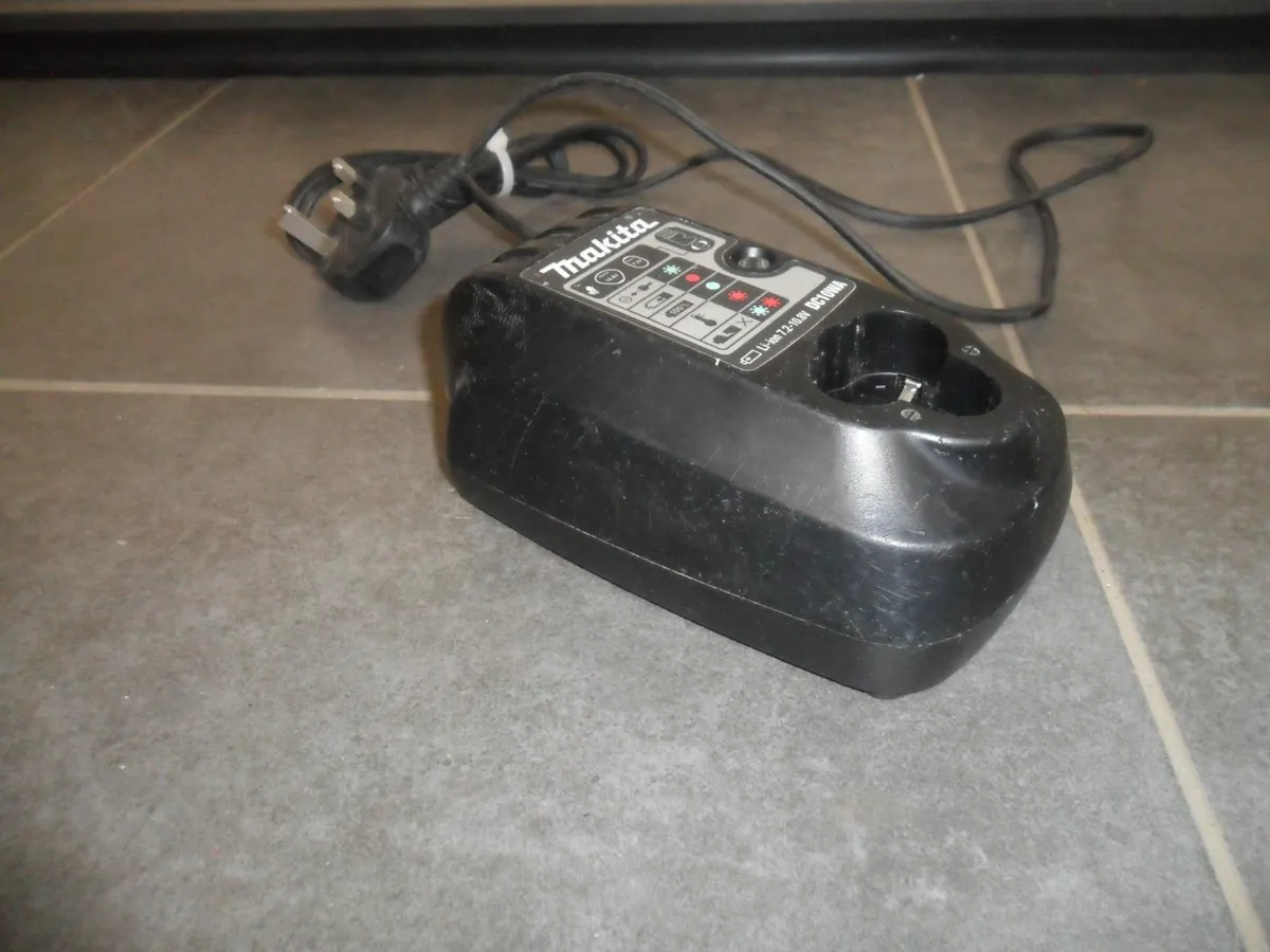 Makita battery charger - Image 2