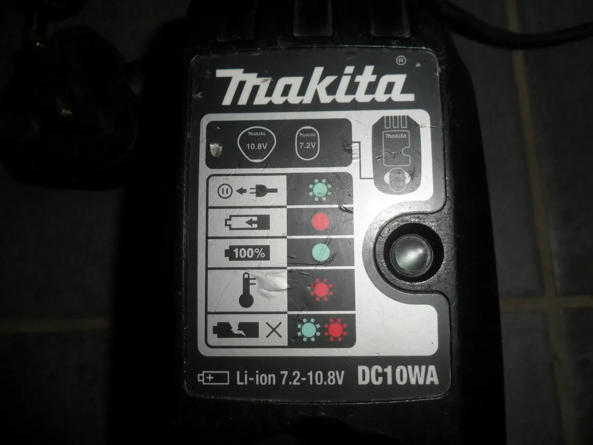 Makita battery charger - Image 3