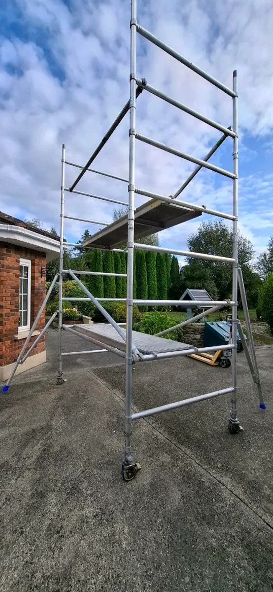 Large alliminuim scaffolding tower-wheels & outrig - Image 1