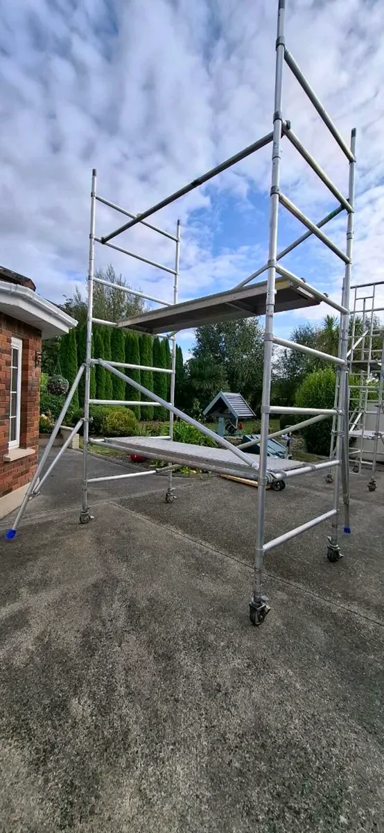 Large alliminuim scaffolding tower-wheels & outrig - Image 2