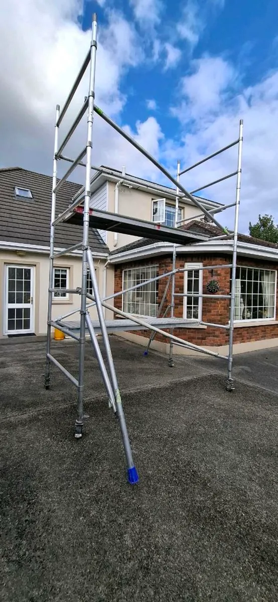 Large alliminuim scaffolding tower-wheels & outrig - Image 3