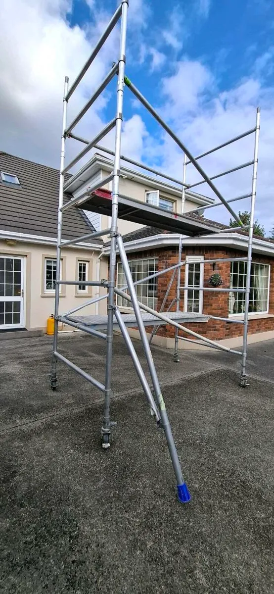 Large alliminuim scaffolding tower-wheels & outrig - Image 4