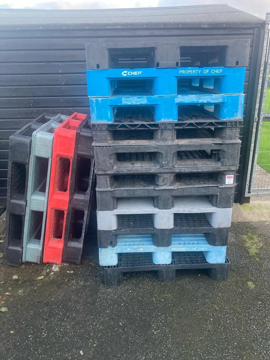 Heavy duty plastic pallets