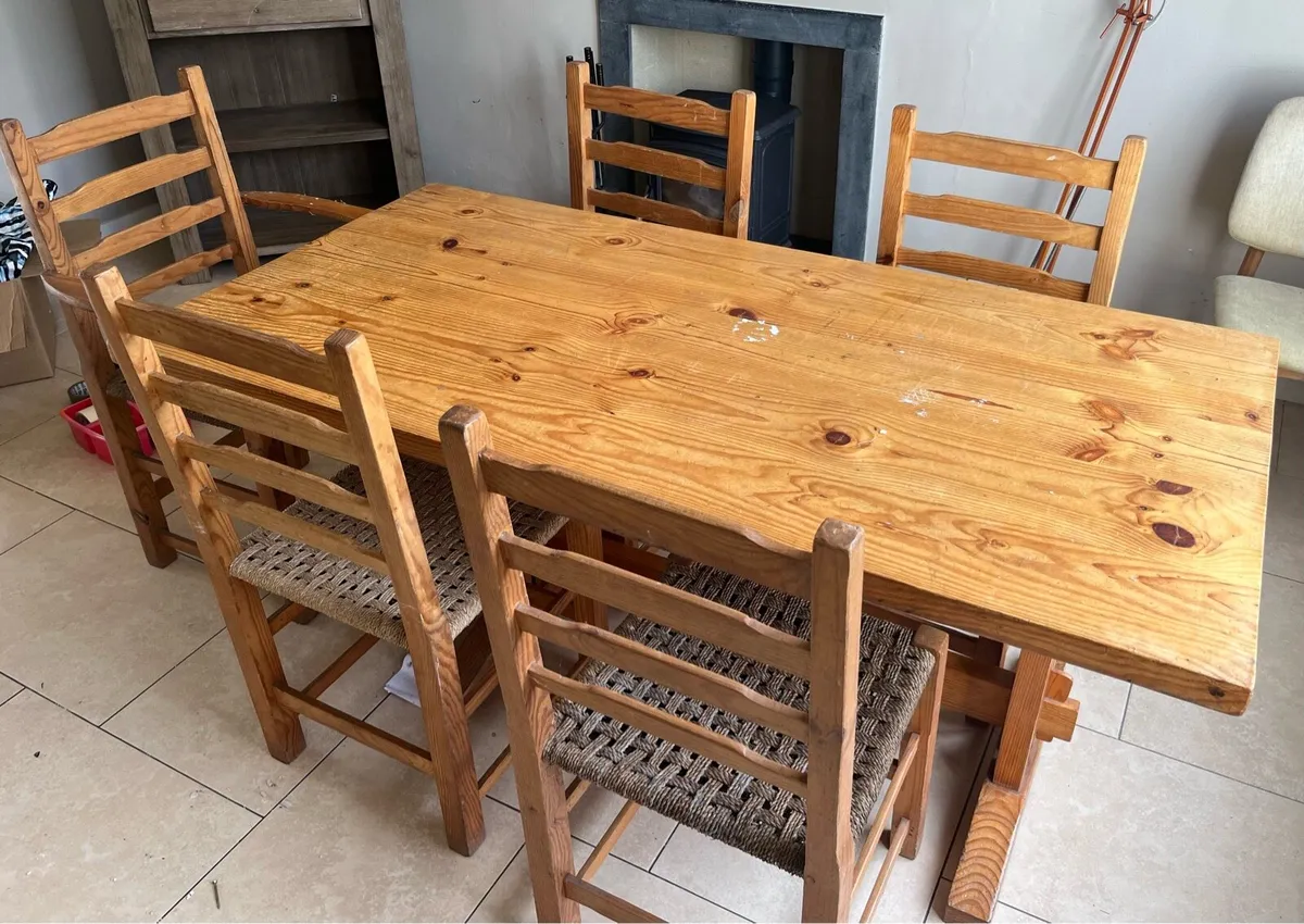 Handmade solid wood table and 5 wicker chairs - Image 1