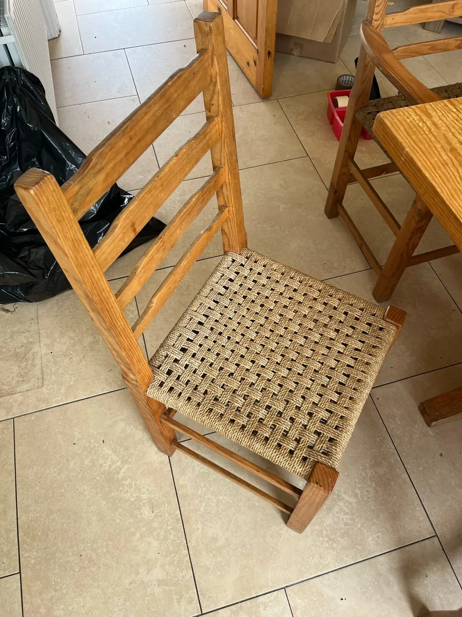 Handmade solid wood table and 5 wicker chairs - Image 2