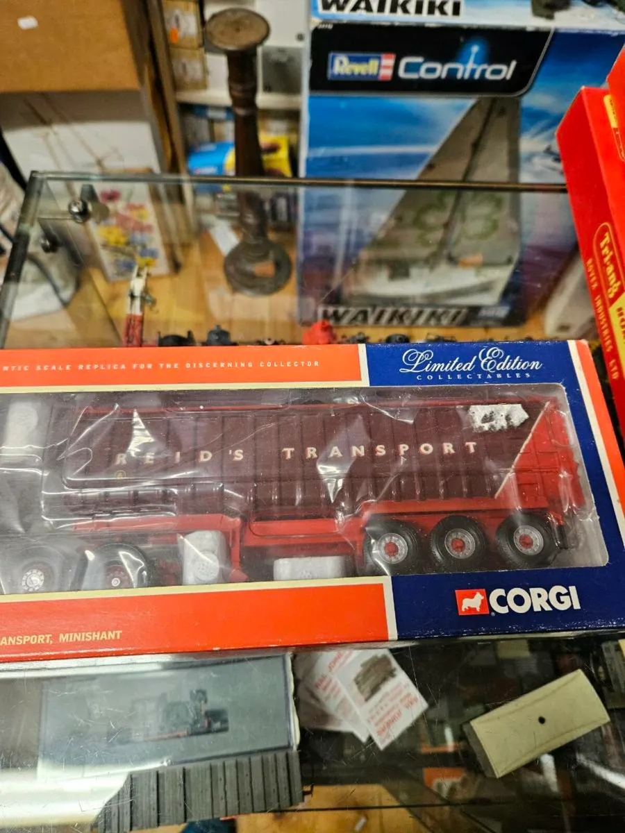 Corgi DAF Tractor Unit and Bulk Tipper Trailer - Image 4