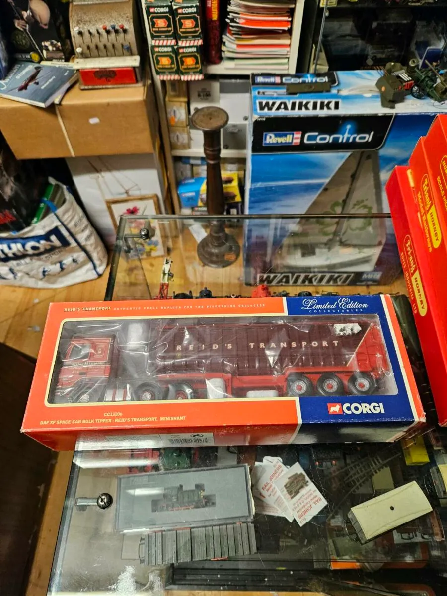 Corgi DAF Tractor Unit and Bulk Tipper Trailer - Image 1