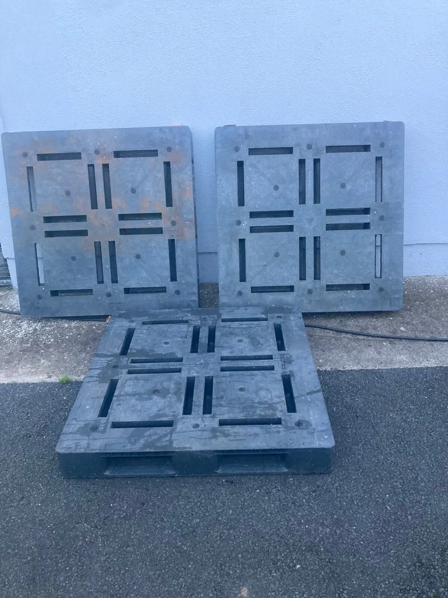Plastic pallets solid base - Image 1