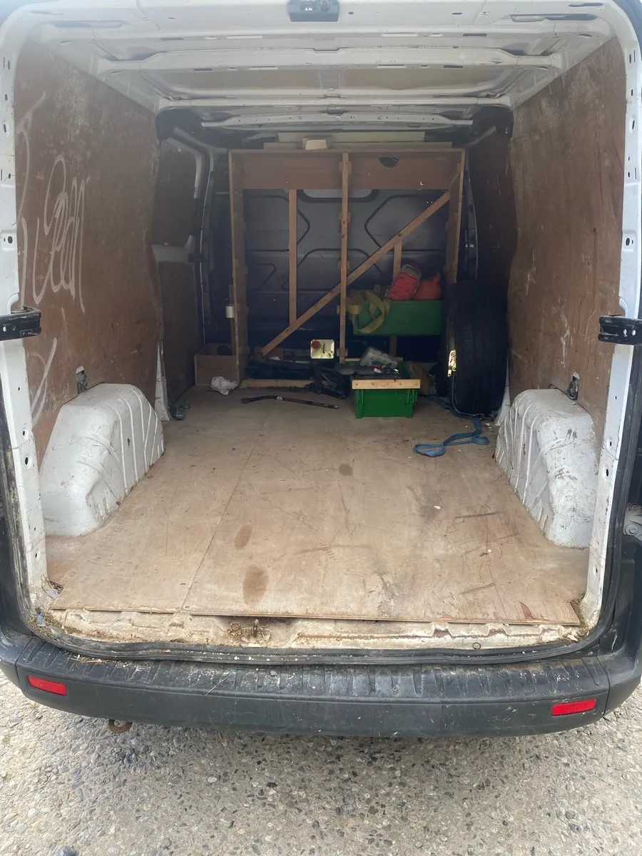 151 Ford Transit 290 Custom - Image 2