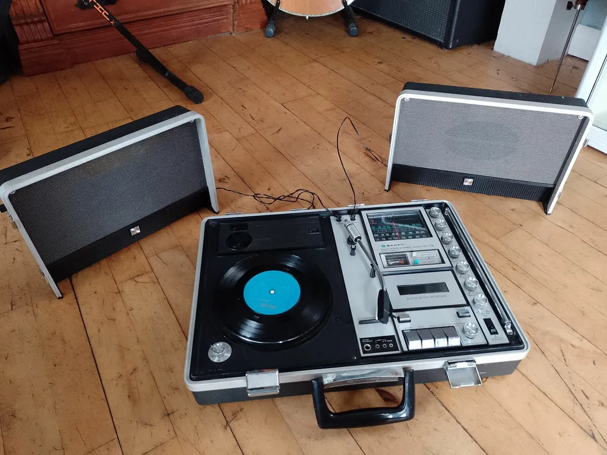 Sanyo G-2615N Vintage Portable Music Station. - Image 1