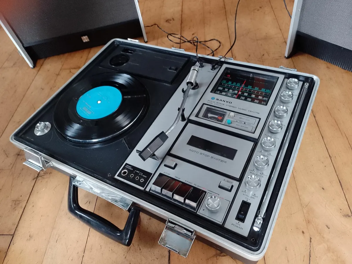 Sanyo G-2615N Vintage Portable Music Station. - Image 3