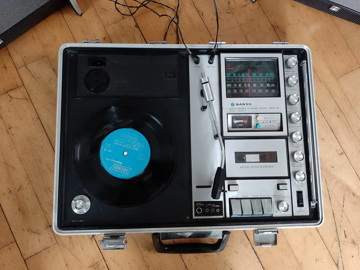 Sanyo G-2615N Vintage Portable Music Station. - Image 4
