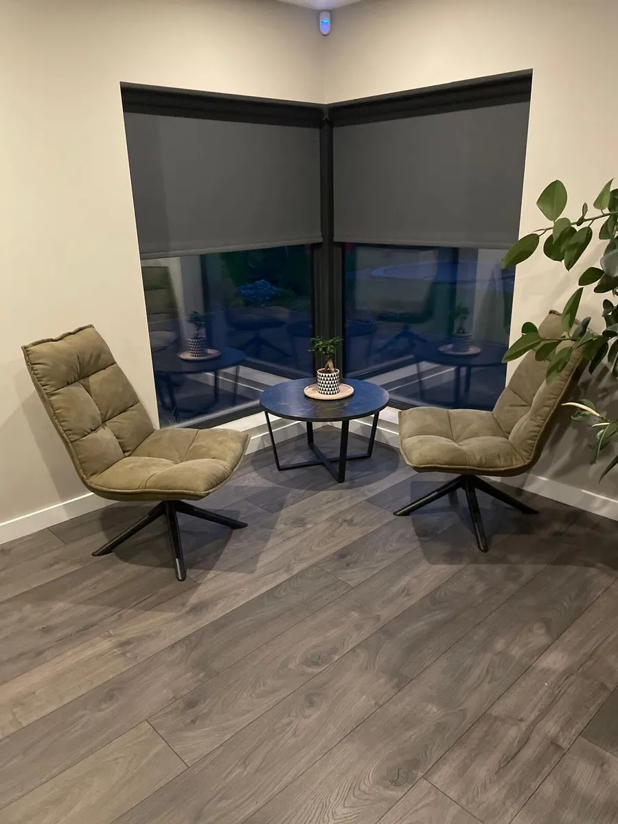 2 chairs and coffee table - Image 1