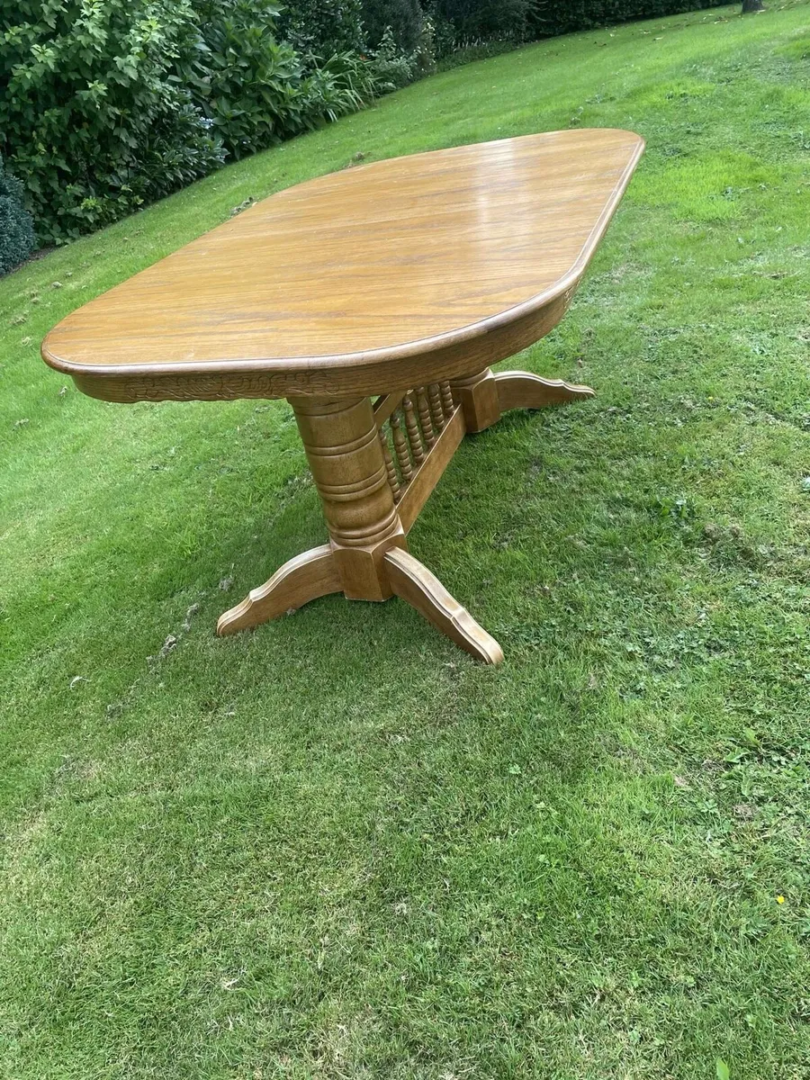 Table and chairs - Image 1
