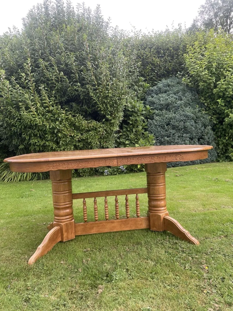 Table and chairs - Image 2