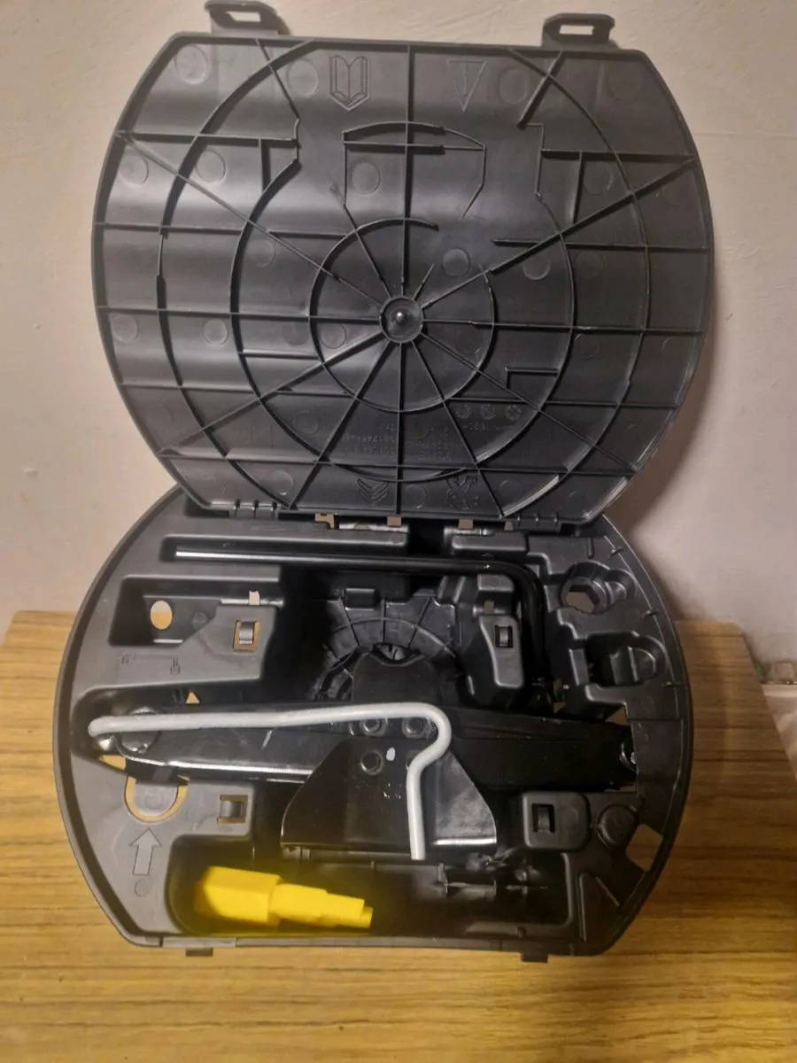 Spare Tyre and Jack and wheel base set - Image 2