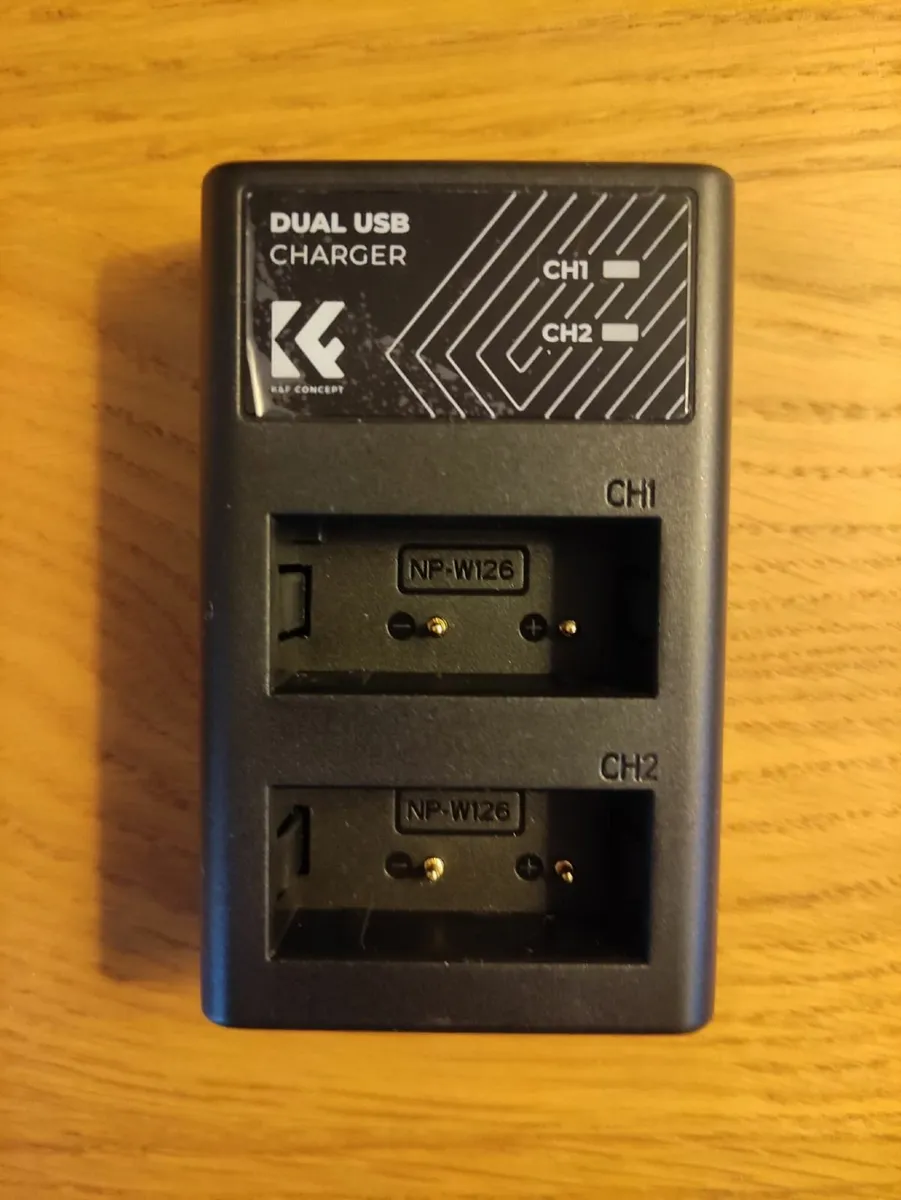 Camera batteries and charger (like new) - Image 2